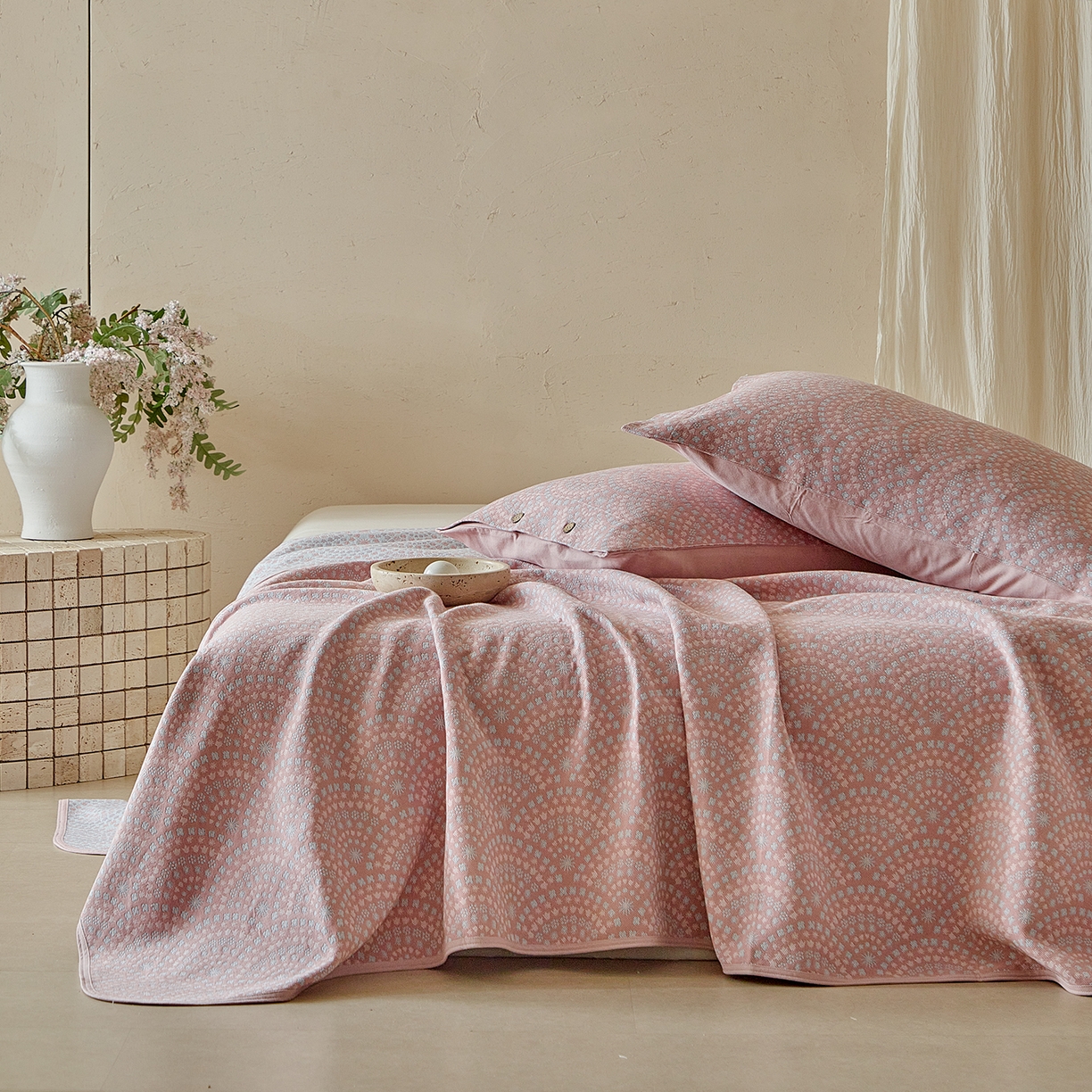 91家纺网 家纺一手货源 找家纺 孑寐家纺 2026新款100%纯棉色织双面大提花老粗布凉席三件套 彩虹太阳花-粉色