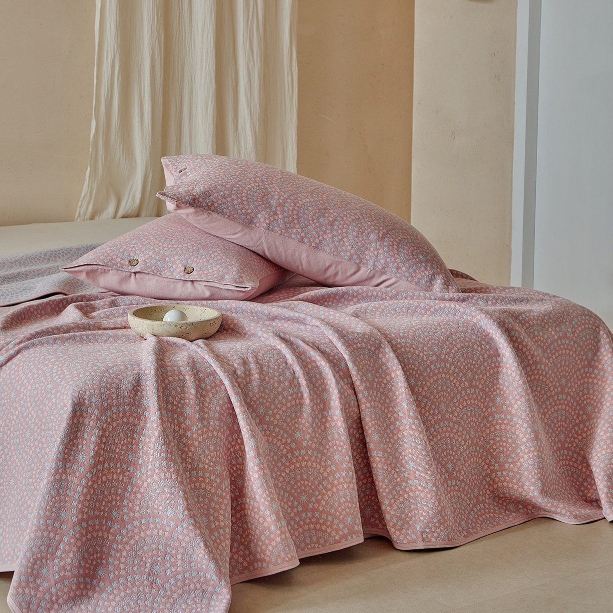 91家纺网 家纺一手货源 找家纺 孑寐家纺 2026新款100%纯棉色织双面大提花老粗布凉席三件套 彩虹太阳花-粉色