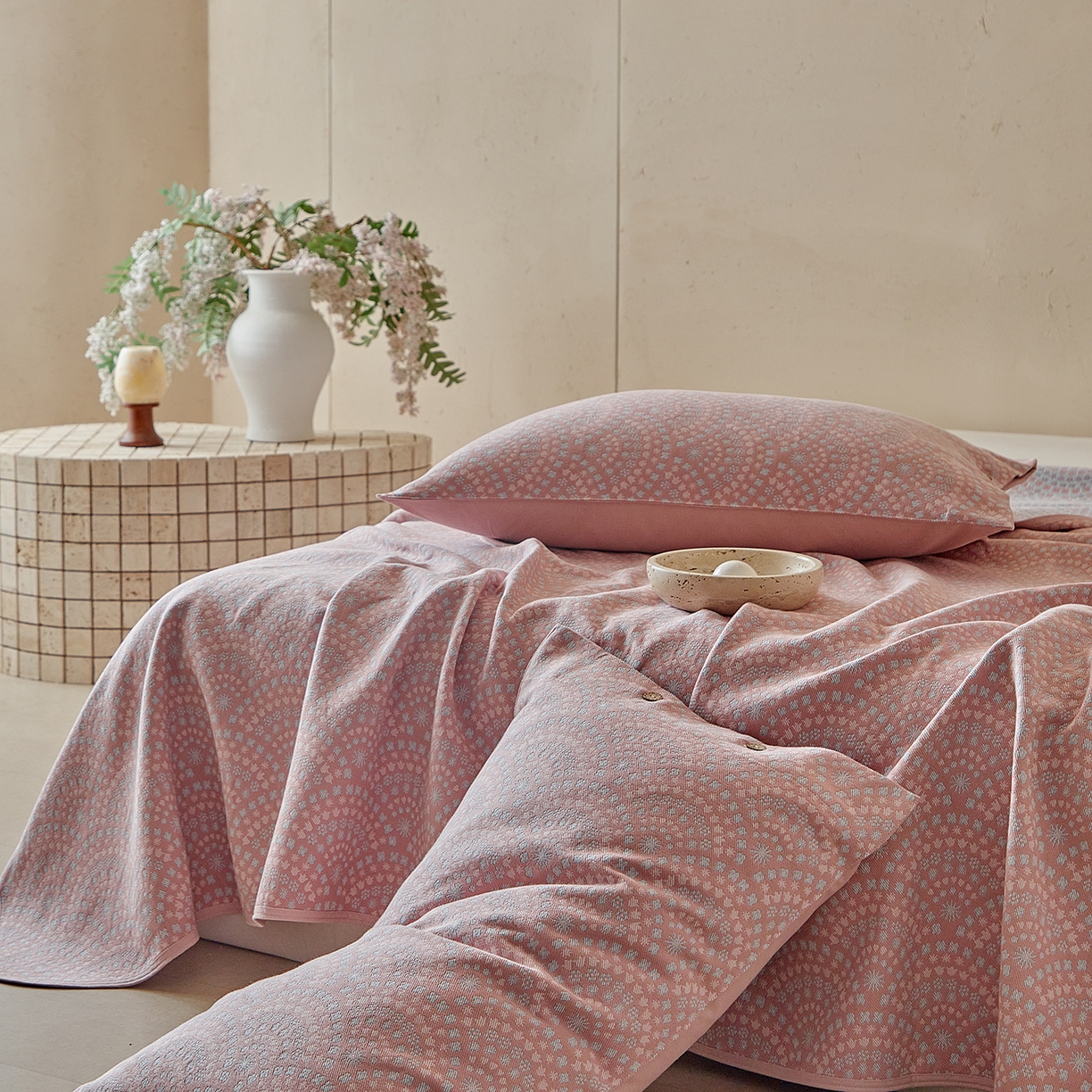 91家纺网 家纺一手货源 找家纺 孑寐家纺 2026新款100%纯棉色织双面大提花老粗布凉席三件套 彩虹太阳花-粉色