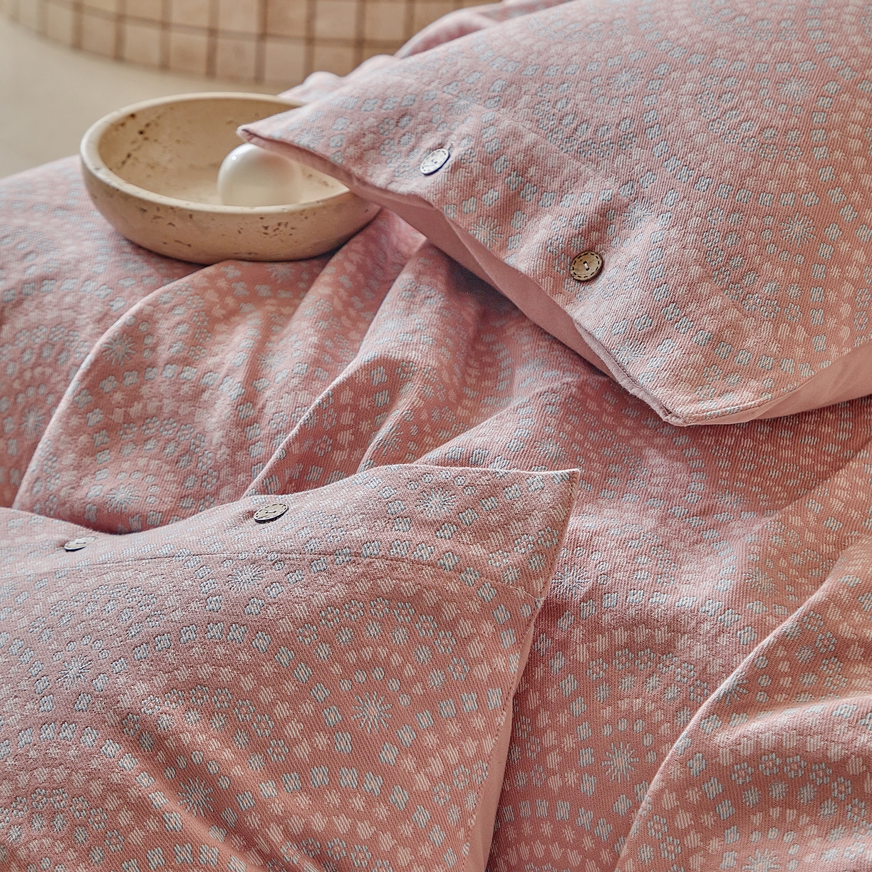 91家纺网 家纺一手货源 找家纺 孑寐家纺 2026新款100%纯棉色织双面大提花老粗布凉席三件套 彩虹太阳花-粉色