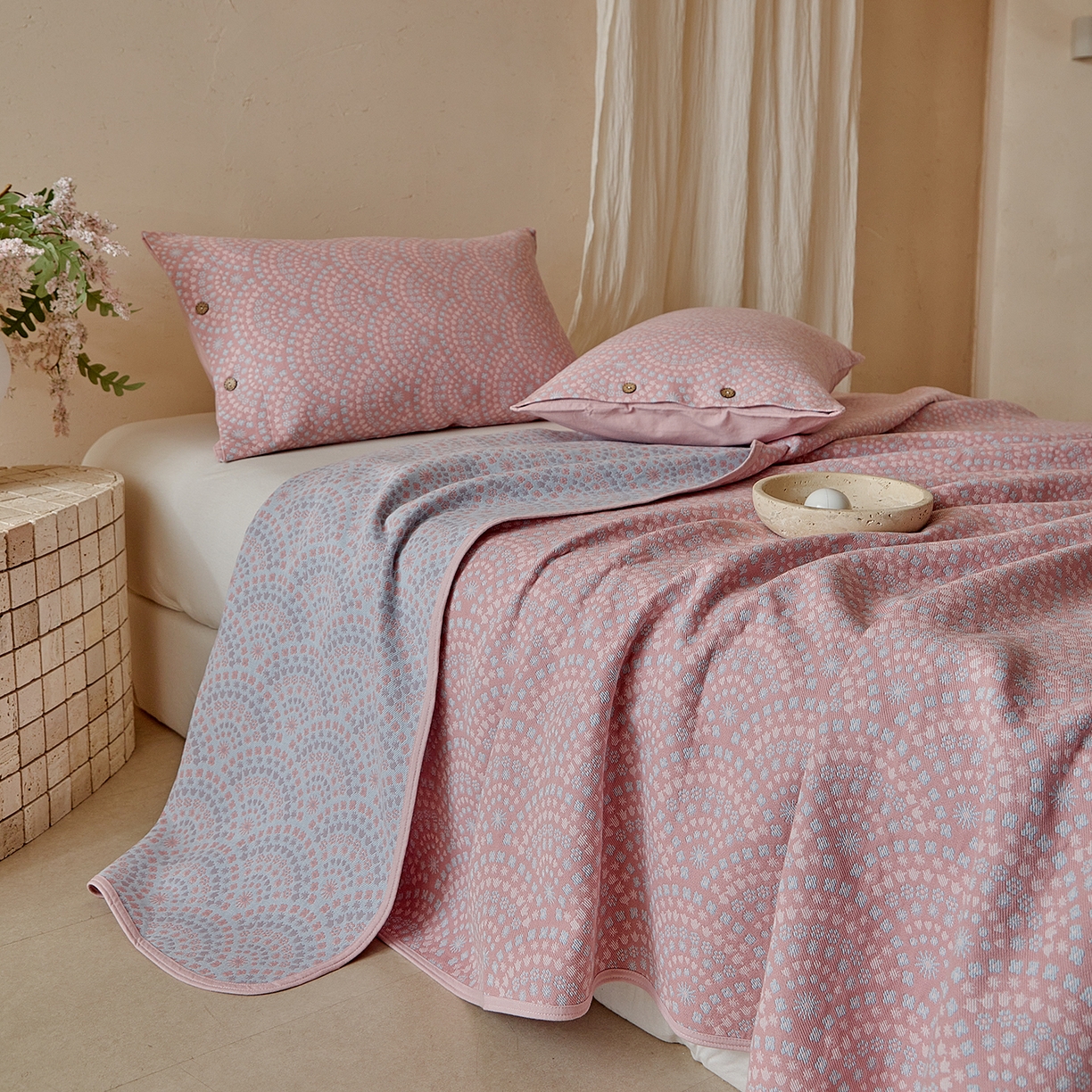 91家纺网 家纺一手货源 找家纺 孑寐家纺 2026新款100%纯棉色织双面大提花老粗布凉席三件套 彩虹太阳花-粉色