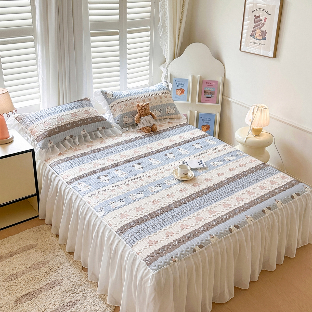 91家纺网 家纺一手货源 找家纺 慕澄2026新款小版印花床裙款乳胶凉席凉感丝夏被四件套 浅蓝条纹