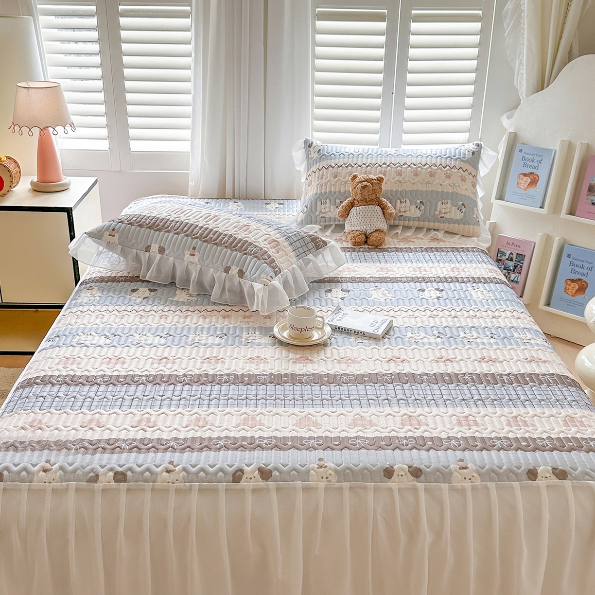 91家纺网 家纺一手货源 找家纺 慕澄2026新款小版印花床裙款乳胶凉席凉感丝夏被四件套 浅蓝条纹