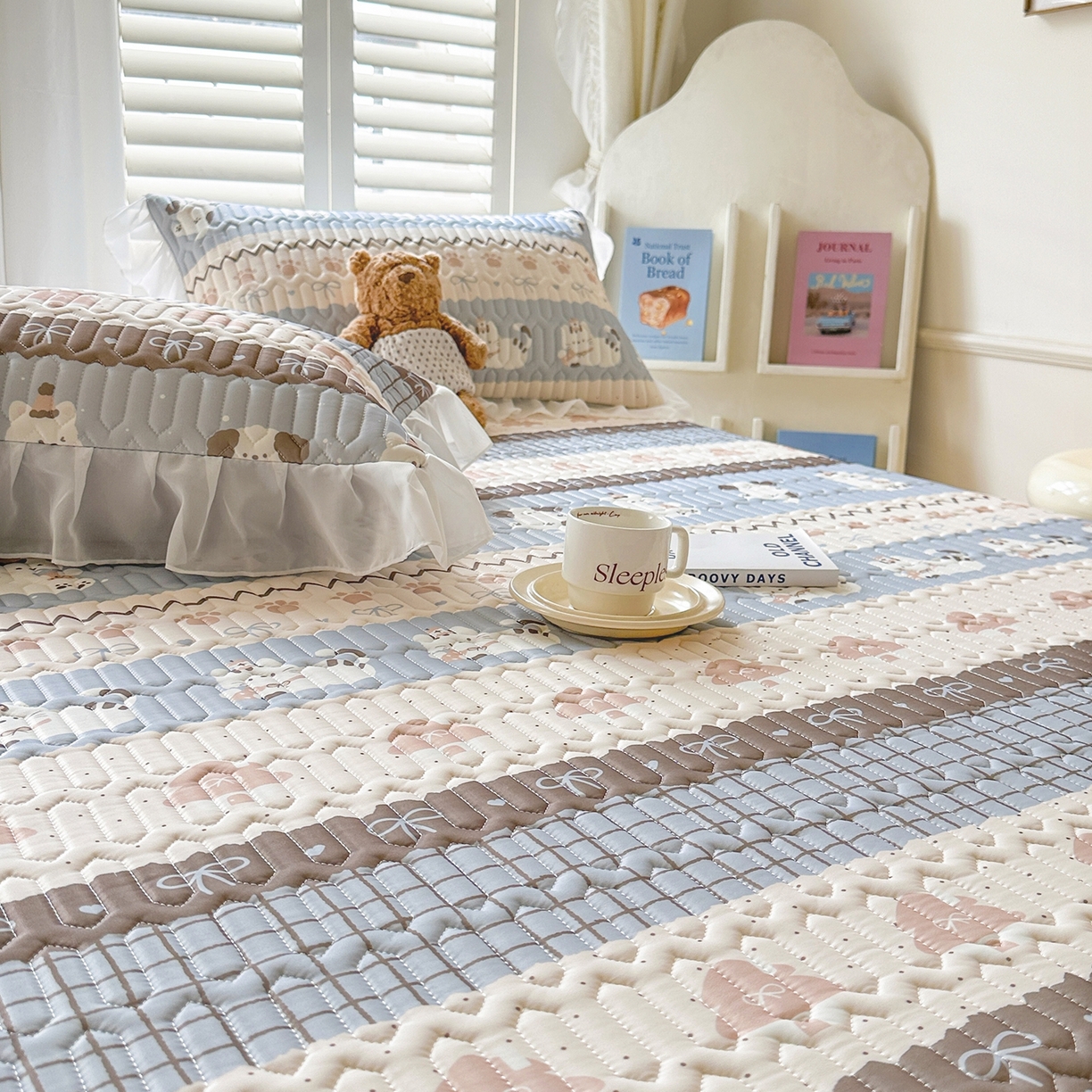 91家纺网 家纺一手货源 找家纺 慕澄2026新款小版印花床裙款乳胶凉席凉感丝夏被四件套 浅蓝条纹