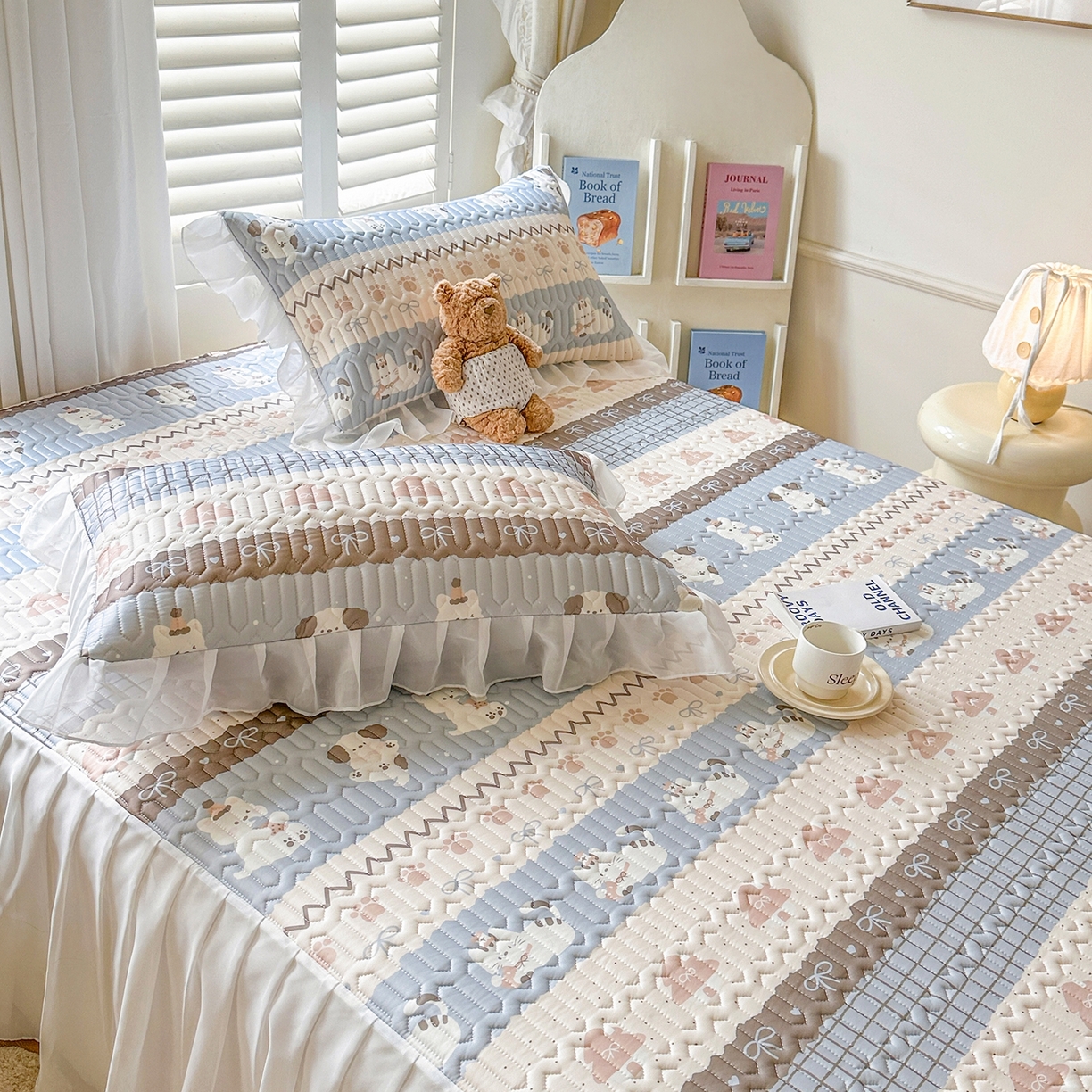 91家纺网 家纺一手货源 找家纺 慕澄2026新款小版印花床裙款乳胶凉席凉感丝夏被四件套 浅蓝条纹