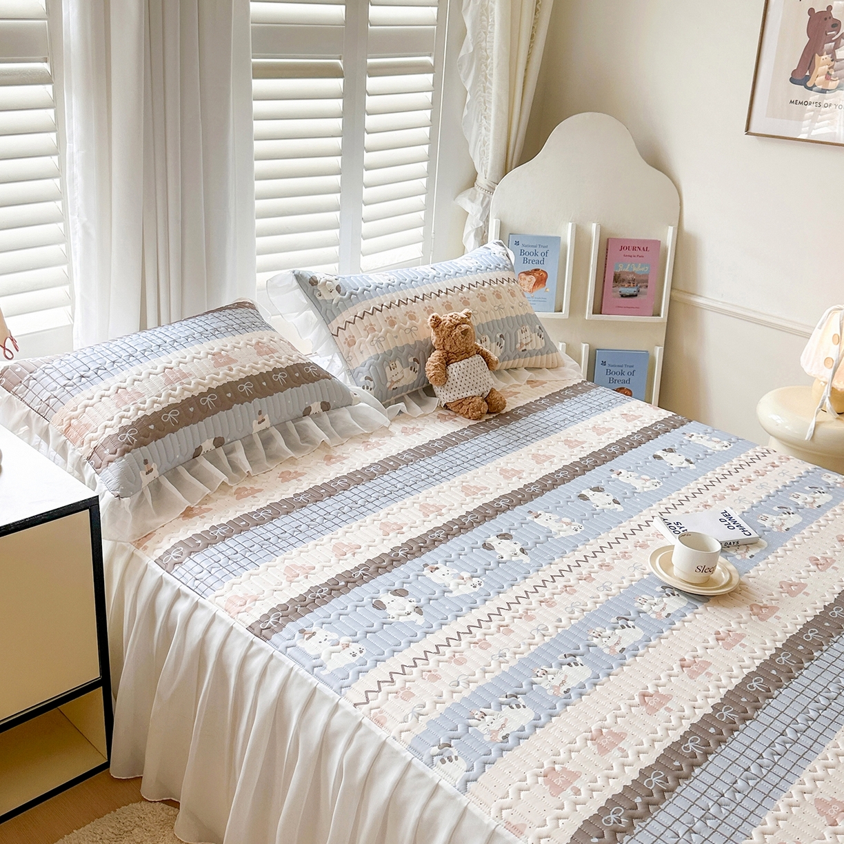 91家纺网 家纺一手货源 找家纺 慕澄2026新款小版印花床裙款乳胶凉席凉感丝夏被四件套 浅蓝条纹