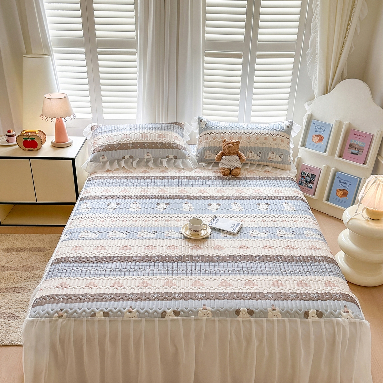 91家纺网 家纺一手货源 找家纺 慕澄2026新款小版印花床裙款乳胶凉席凉感丝夏被四件套 浅蓝条纹