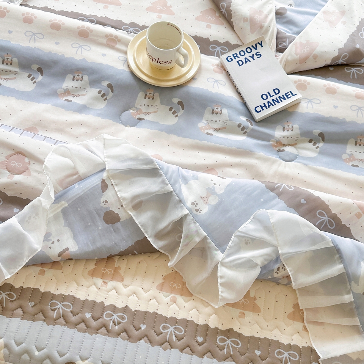 91家纺网 家纺一手货源 找家纺 慕澄2026新款小版印花床裙款乳胶凉席凉感丝夏被四件套 浅蓝条纹