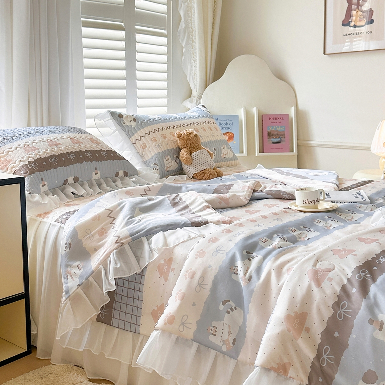 91家纺网 家纺一手货源 找家纺 慕澄2026新款小版印花床裙款乳胶凉席凉感丝夏被四件套 浅蓝条纹