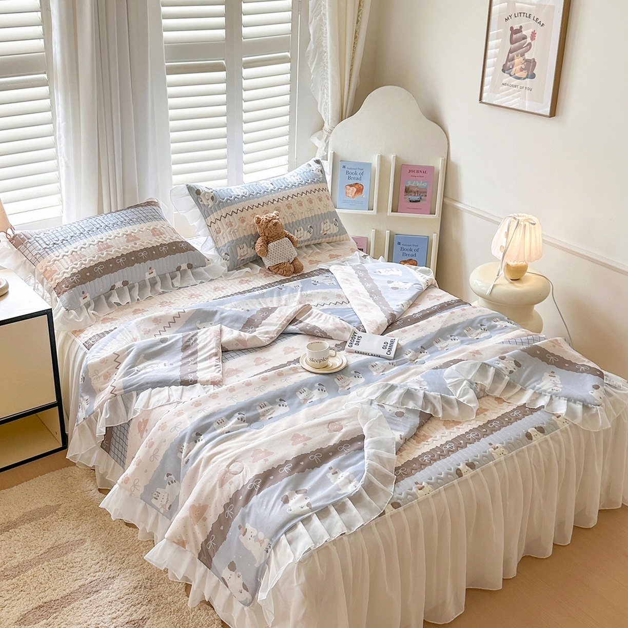 91家纺网 家纺一手货源 找家纺 慕澄2026新款小版印花床裙款乳胶凉席凉感丝夏被四件套 浅蓝条纹