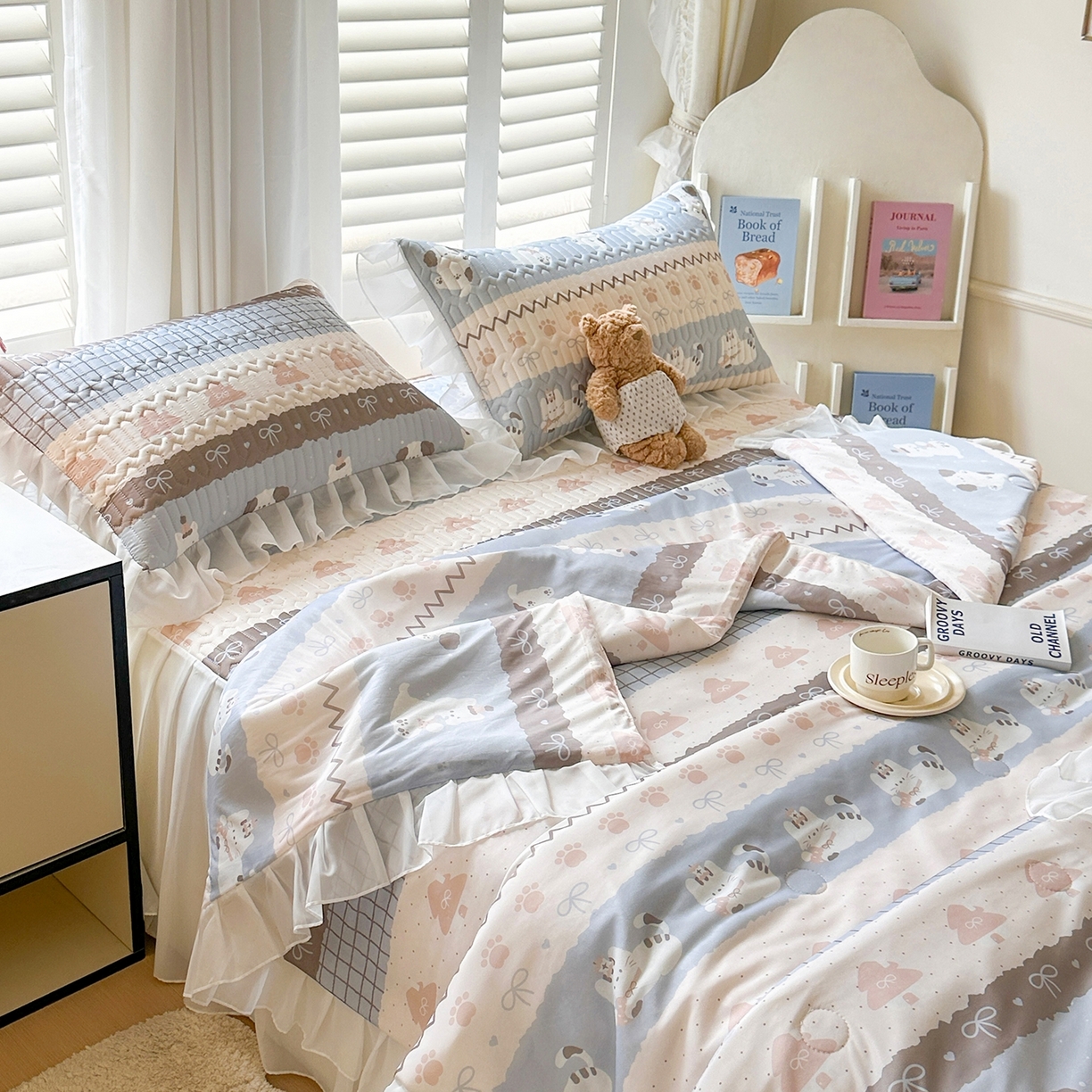 91家纺网 家纺一手货源 找家纺 慕澄2026新款小版印花床裙款乳胶凉席凉感丝夏被四件套 浅蓝条纹