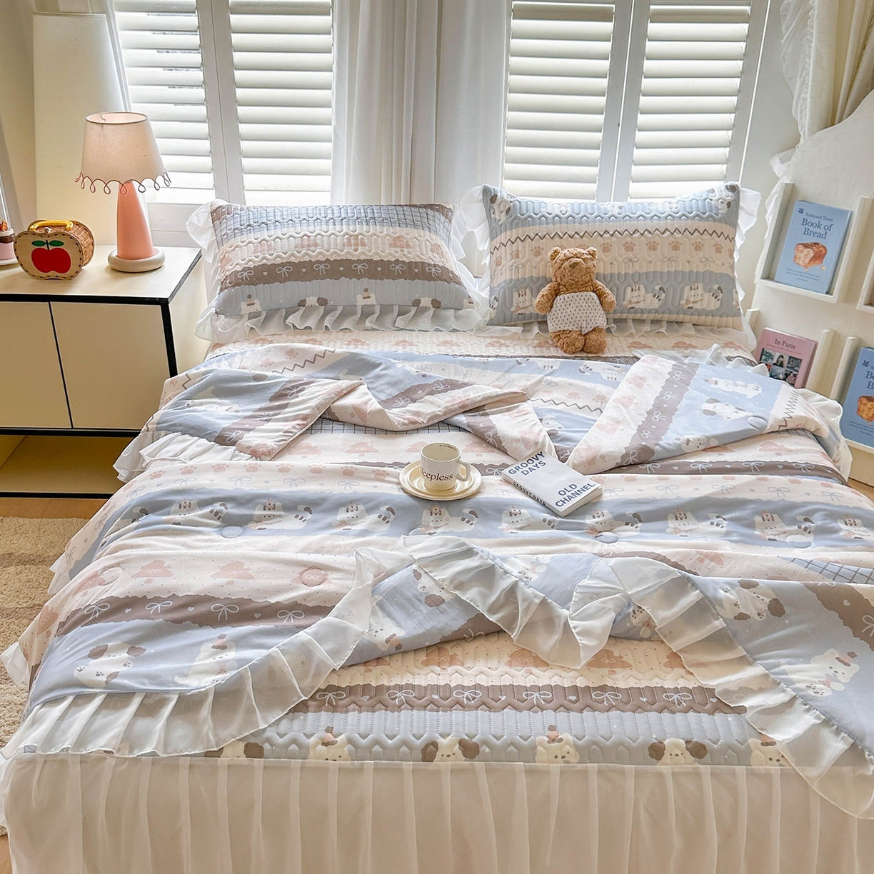 91家纺网 家纺一手货源 找家纺 慕澄2026新款小版印花床裙款乳胶凉席凉感丝夏被四件套 浅蓝条纹