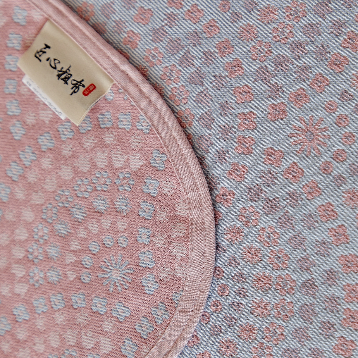 91家纺网 家纺一手货源 找家纺 孑寐家纺 2026新款100%纯棉色织双面大提花老粗布凉席三件套 彩虹太阳花-粉色