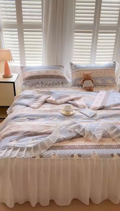 91家纺网 家纺一手货源 找家纺 慕澄2026新款小版印花床裙款乳胶凉席凉感丝夏被四件套 浅蓝条纹