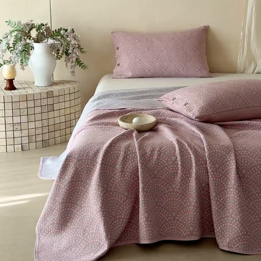 91家纺网 家纺一手货源 找家纺 孑寐家纺 2026新款100%纯棉色织双面大提花老粗布凉席三件套 彩虹太阳花-粉色