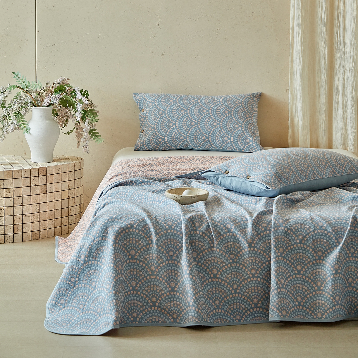 91家纺网 家纺一手货源 找家纺 孑寐家纺 2026新款100%纯棉色织双面大提花老粗布凉席三件套 彩虹太阳花-蓝色