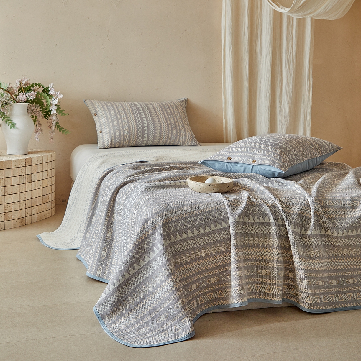 91家纺网 家纺一手货源 找家纺 孑寐家纺 2026新款100%纯棉色织双面大提花老粗布凉席三件套 几何波纹-蓝灰