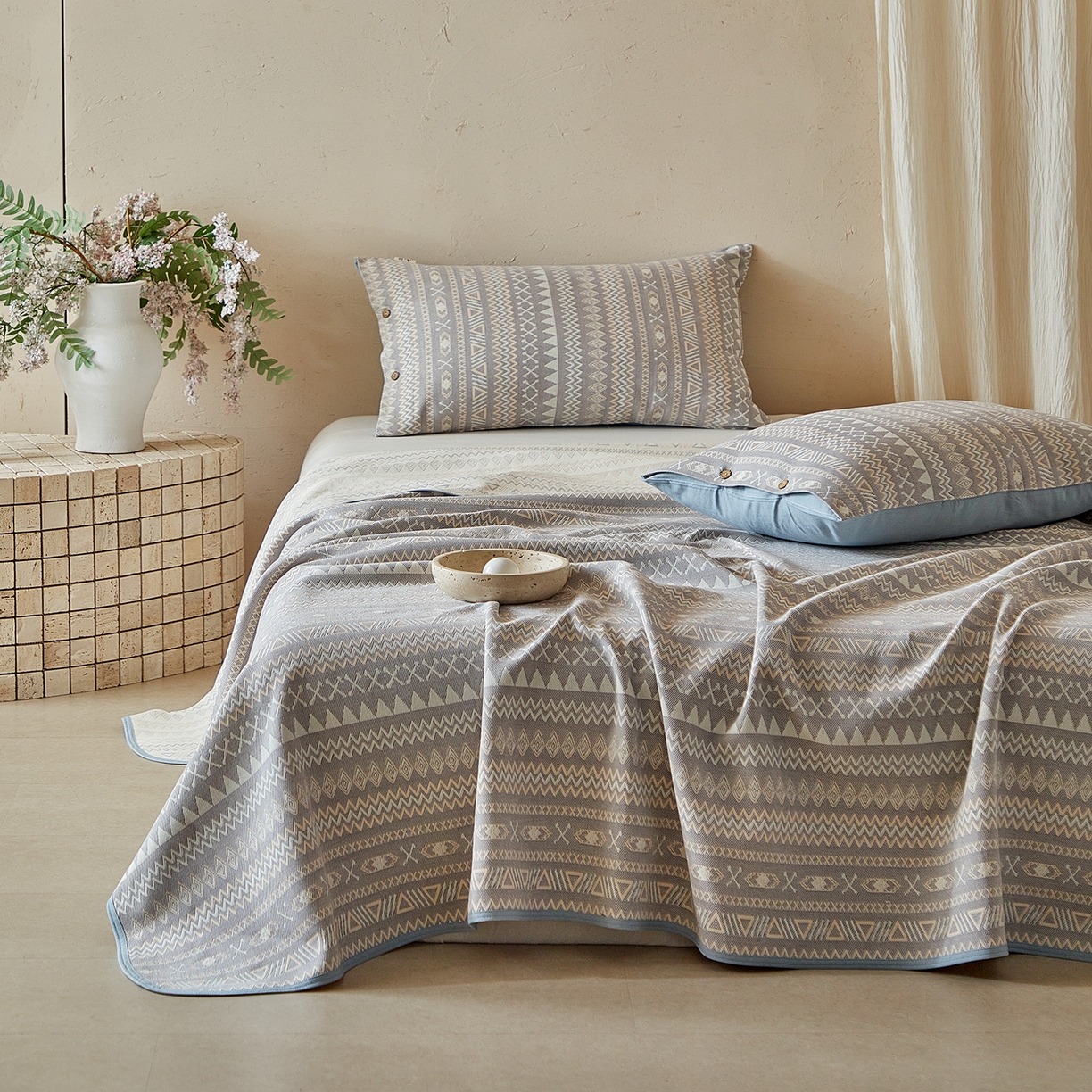 91家纺网 家纺一手货源 找家纺 孑寐家纺 2026新款100%纯棉色织双面大提花老粗布凉席三件套 几何波纹-蓝灰