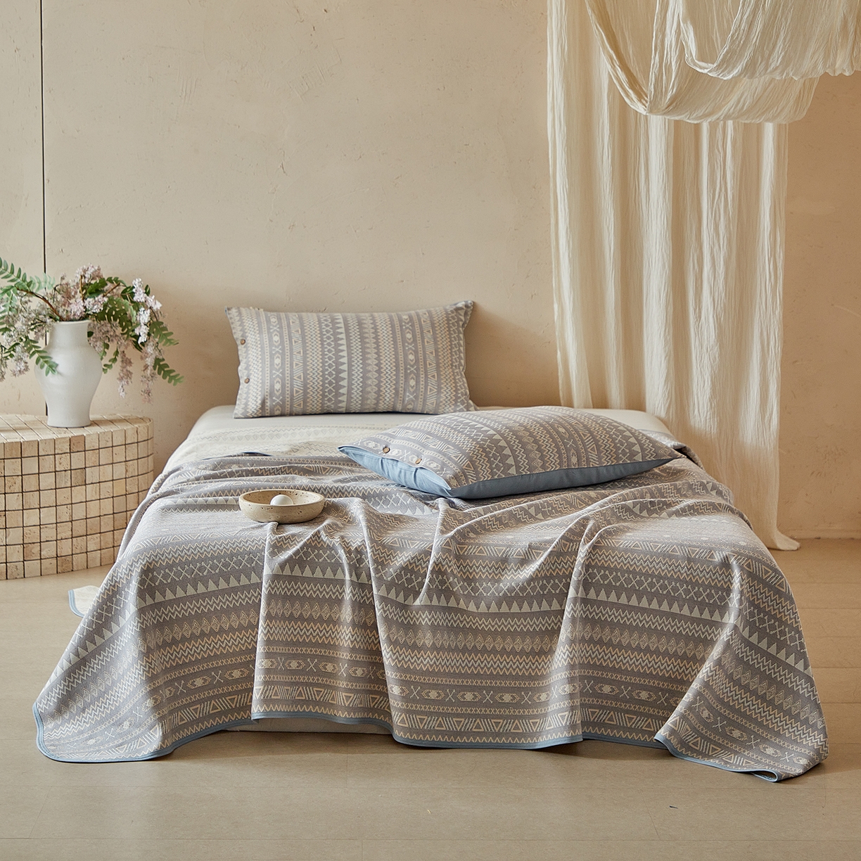 91家纺网 家纺一手货源 找家纺 孑寐家纺 2026新款100%纯棉色织双面大提花老粗布凉席三件套 几何波纹-蓝灰