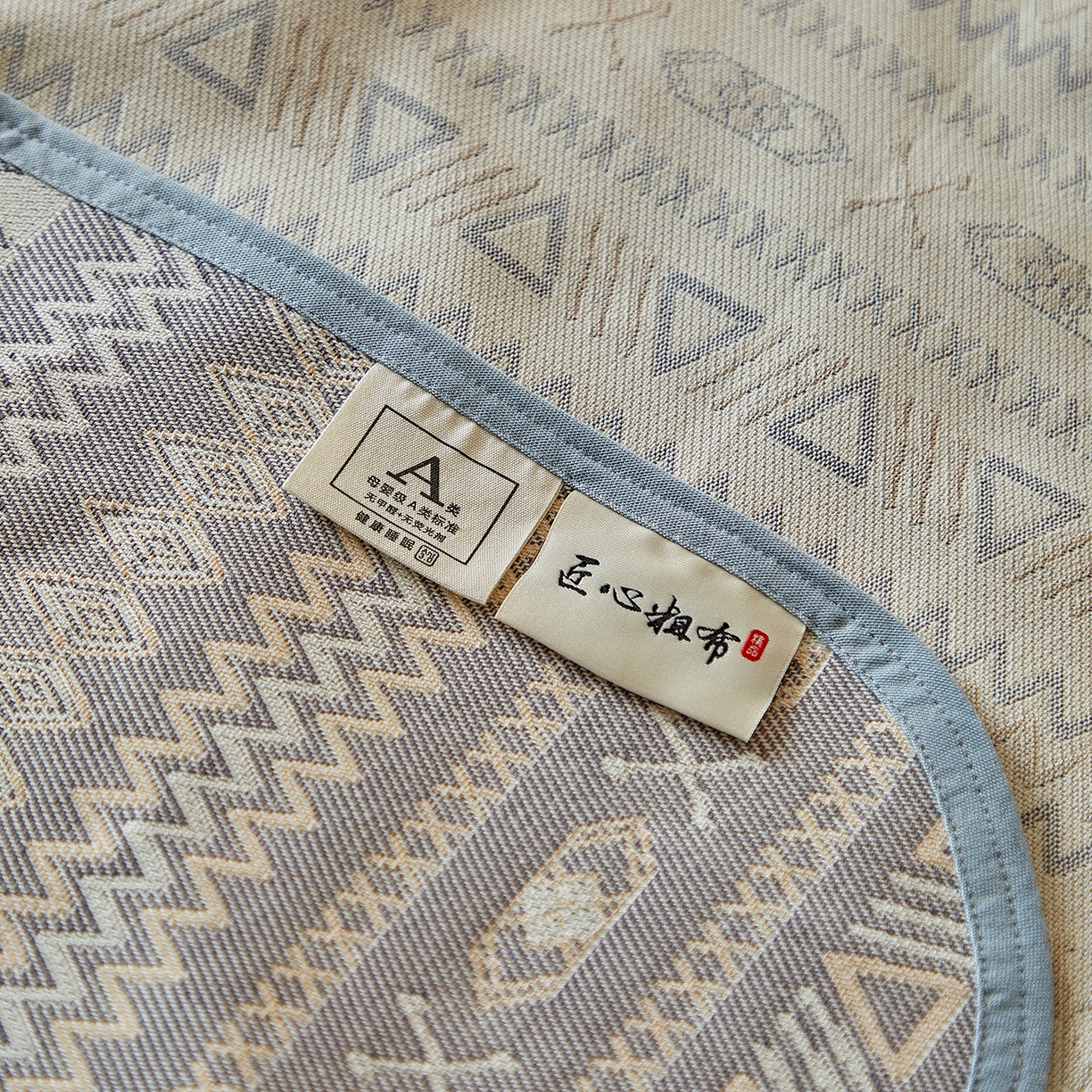 91家纺网 家纺一手货源 找家纺 孑寐家纺 2026新款100%纯棉色织双面大提花老粗布凉席三件套 几何波纹-蓝灰