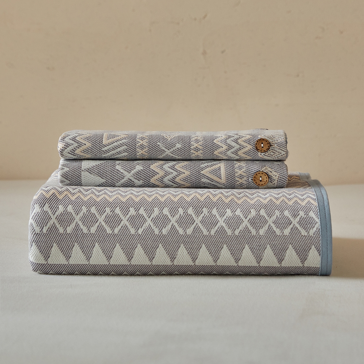 91家纺网 家纺一手货源 找家纺 孑寐家纺 2026新款100%纯棉色织双面大提花老粗布凉席三件套 几何波纹-蓝灰