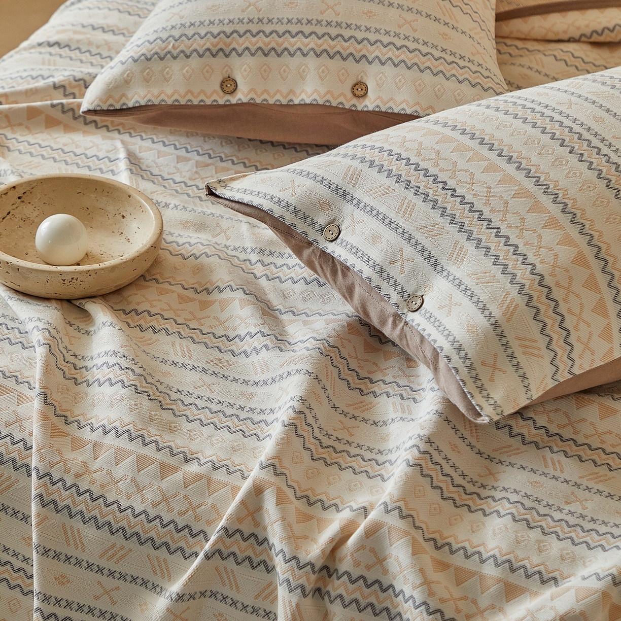 91家纺网 家纺一手货源 找家纺 孑寐家纺 2026新款100%纯棉色织双面大提花老粗布凉席三件套 几何波纹-米色