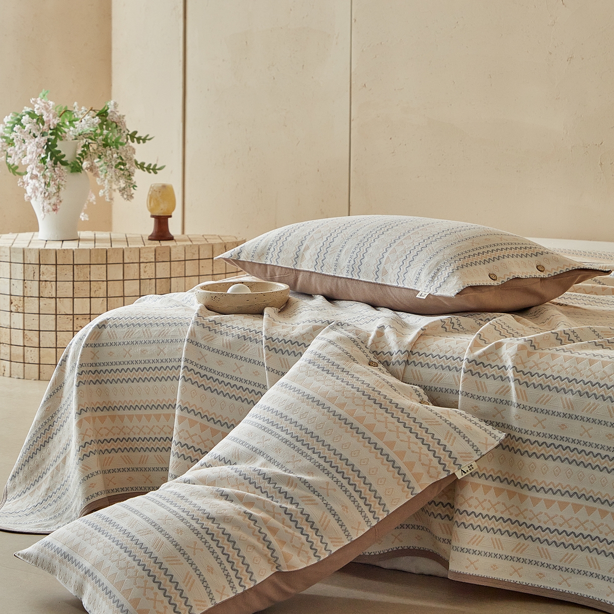 91家纺网 家纺一手货源 找家纺 孑寐家纺 2026新款100%纯棉色织双面大提花老粗布凉席三件套 几何波纹-米色