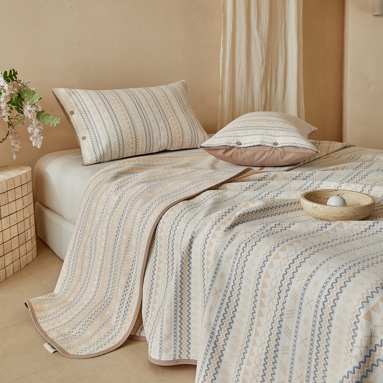 91家纺网 家纺一手货源 找家纺 孑寐家纺 2026新款100%纯棉色织双面大提花老粗布凉席三件套 几何波纹-米色