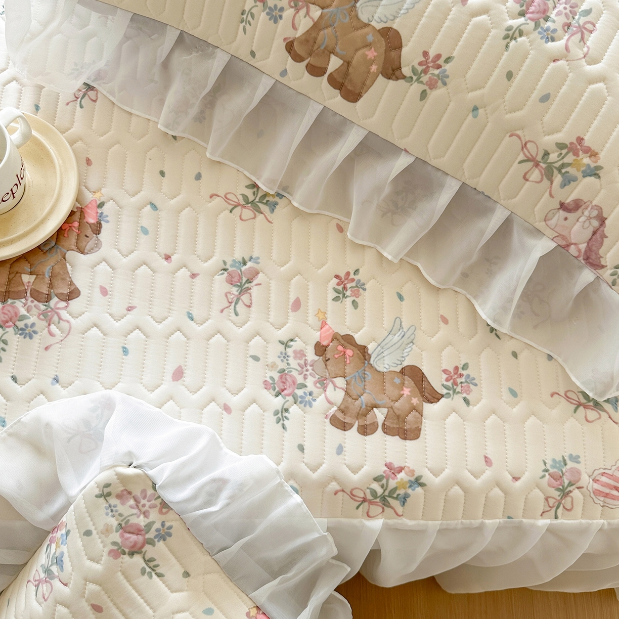 91家纺网 家纺一手货源 找家纺 慕澄2026新款小版印花床裙款乳胶凉席凉感丝夏被四件套 小飞马