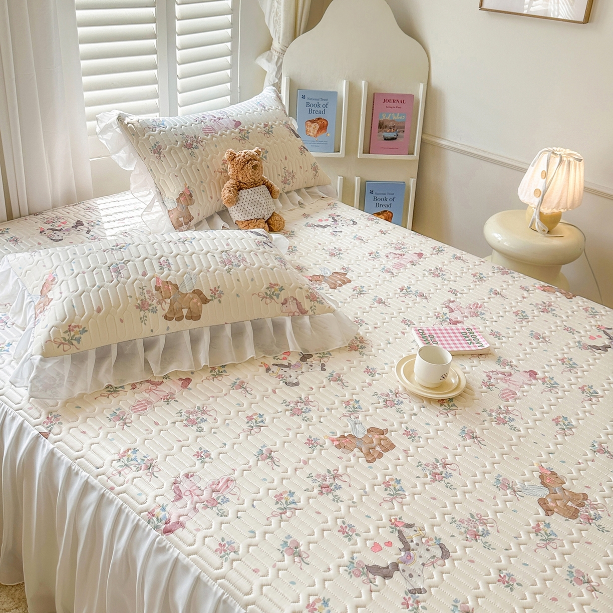 91家纺网 家纺一手货源 找家纺 慕澄2026新款小版印花床裙款乳胶凉席凉感丝夏被四件套 小飞马