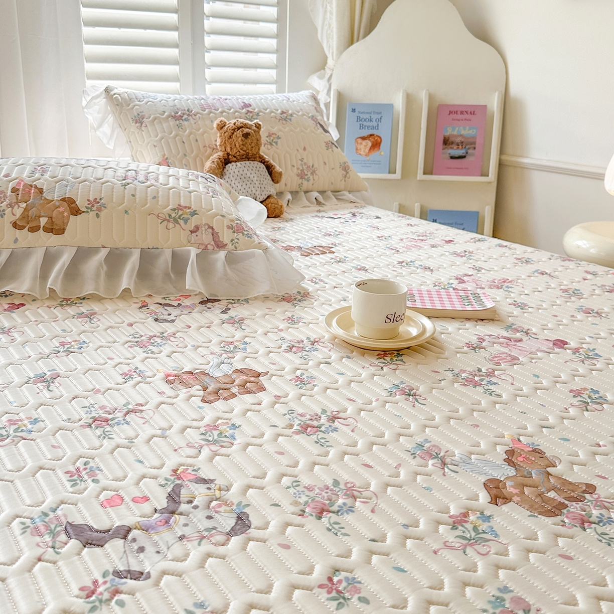 91家纺网 家纺一手货源 找家纺 慕澄2026新款小版印花床裙款乳胶凉席凉感丝夏被四件套 小飞马