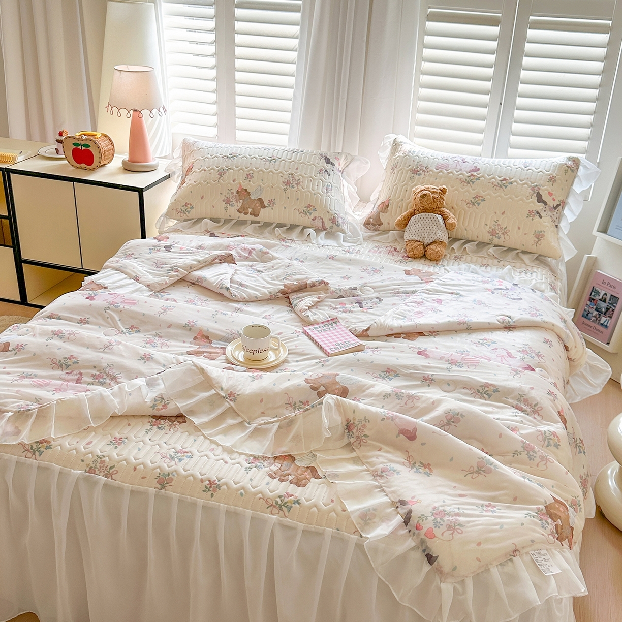 91家纺网 家纺一手货源 找家纺 慕澄2026新款小版印花床裙款乳胶凉席凉感丝夏被四件套 小飞马