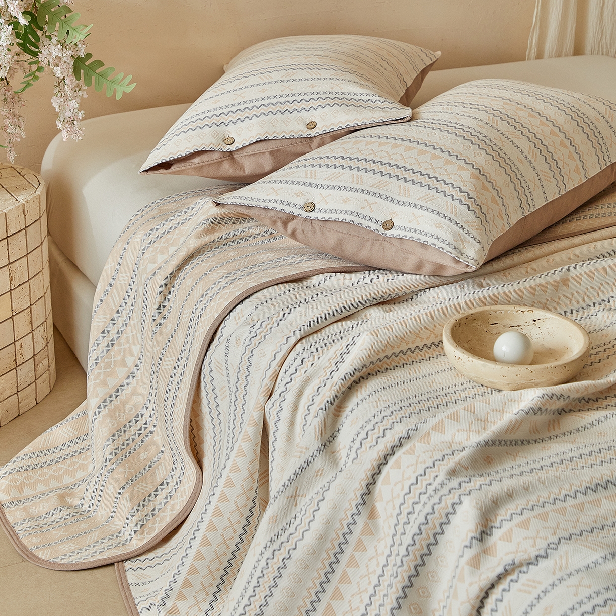 91家纺网 家纺一手货源 找家纺 孑寐家纺 2026新款100%纯棉色织双面大提花老粗布凉席三件套 几何波纹-米色