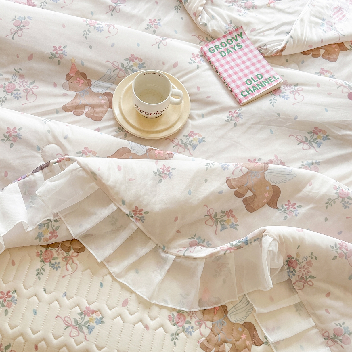 91家纺网 家纺一手货源 找家纺 慕澄2026新款小版印花床裙款乳胶凉席凉感丝夏被四件套 小飞马