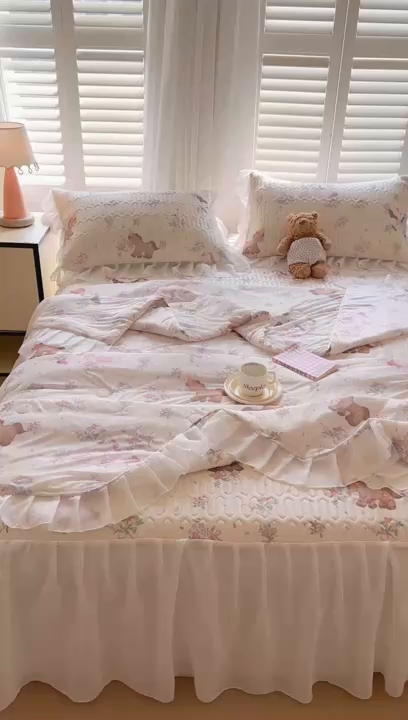 91家纺网 家纺一手货源 找家纺 慕澄2026新款小版印花床裙款乳胶凉席凉感丝夏被四件套 小飞马