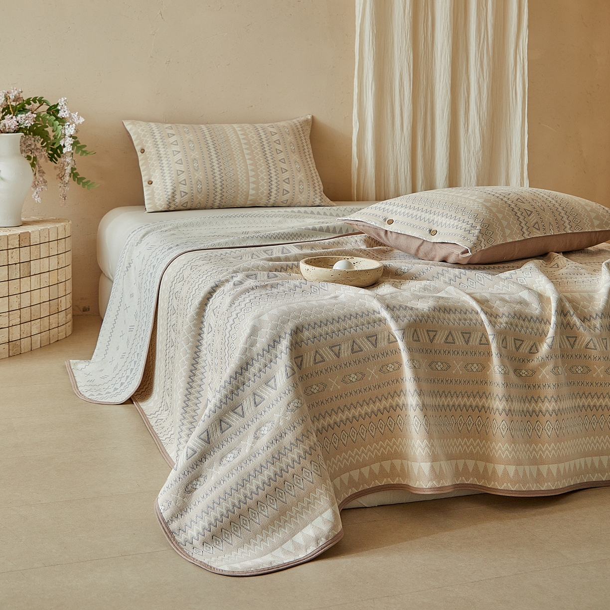 91家纺网 家纺一手货源 找家纺 孑寐家纺 2026新款100%纯棉色织双面大提花老粗布凉席三件套 几何波纹-奶咖