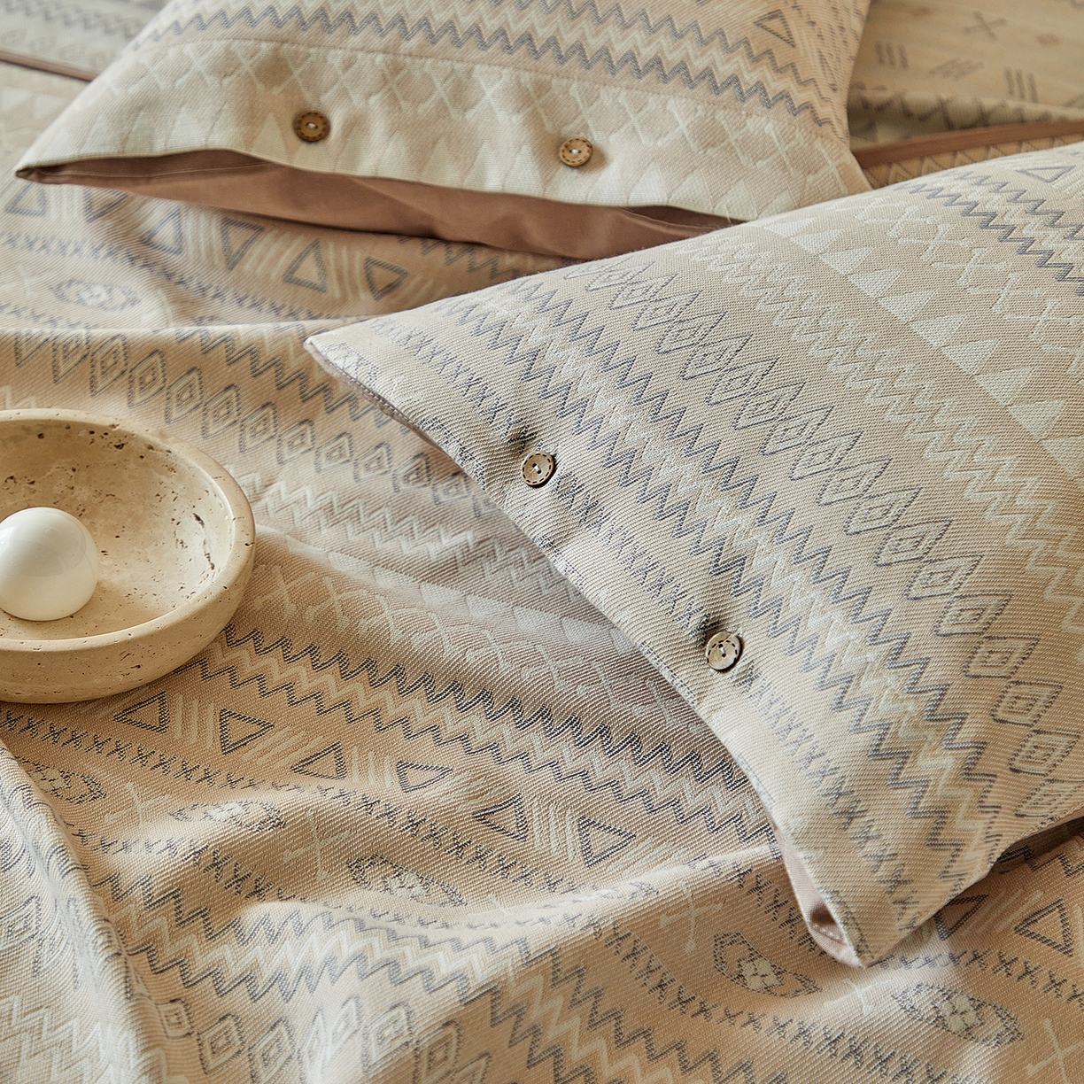 91家纺网 家纺一手货源 找家纺 孑寐家纺 2026新款100%纯棉色织双面大提花老粗布凉席三件套 几何波纹-奶咖