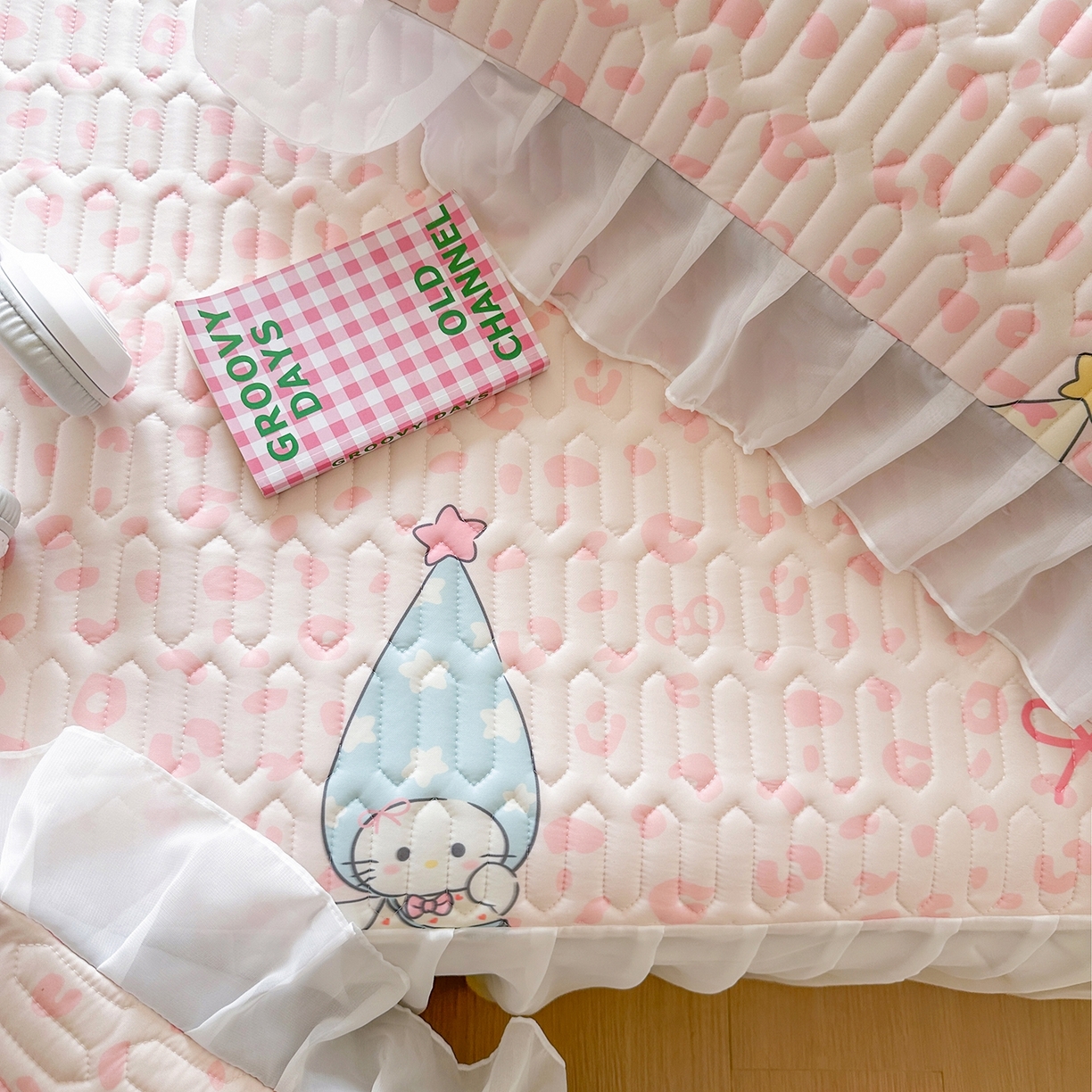 91家纺网 家纺一手货源 找家纺 慕澄2026新款小版印花床裙款乳胶凉席凉感丝夏被四件套 小精灵