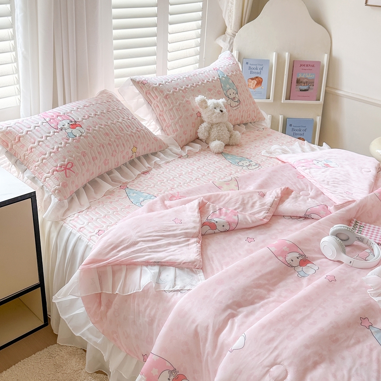 91家纺网 家纺一手货源 找家纺 慕澄2026新款小版印花床裙款乳胶凉席凉感丝夏被四件套 小精灵