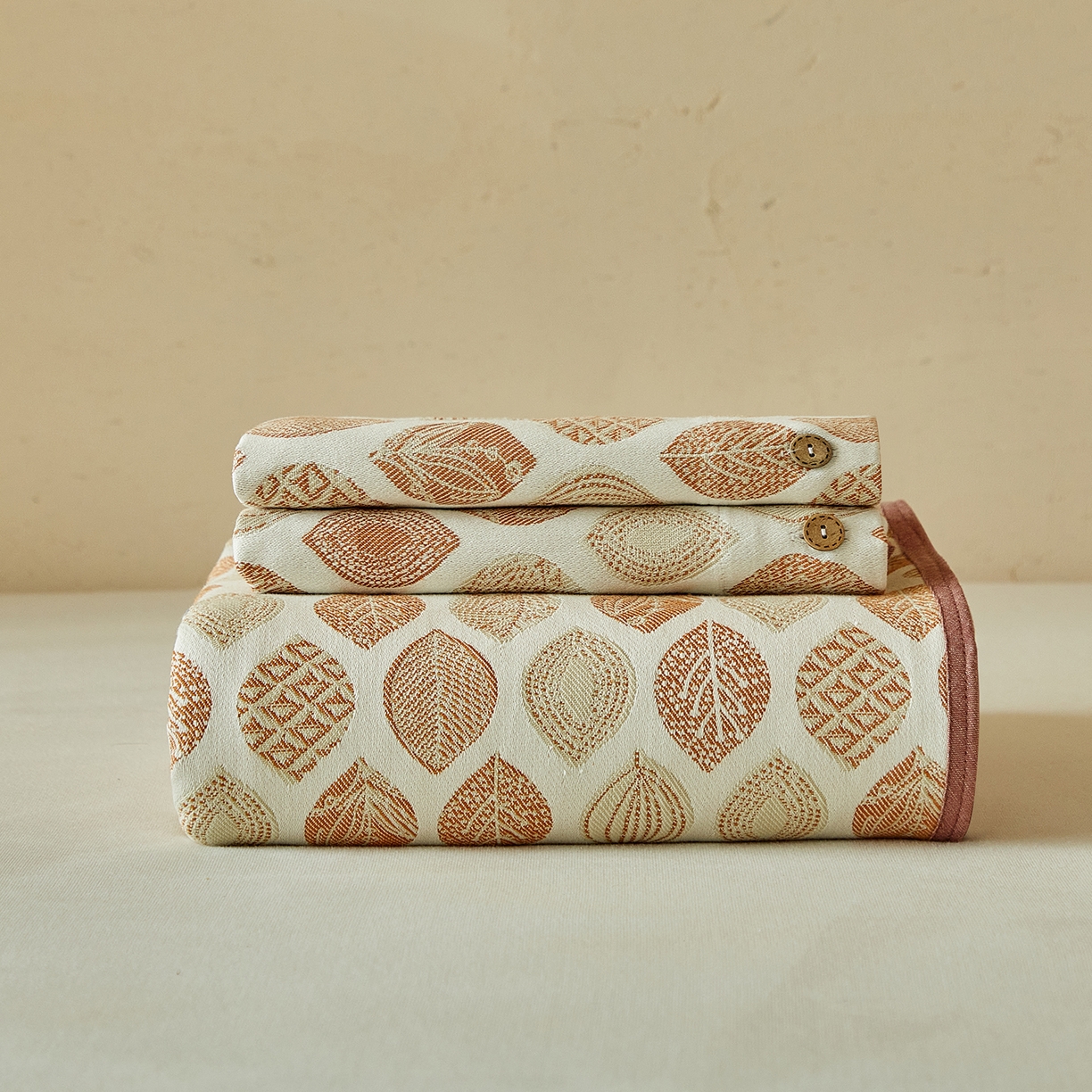 91家纺网 家纺一手货源 找家纺 孑寐家纺 2026新款100%纯棉色织双面大提花老粗布凉席三件套 金栗叶影-暖棕