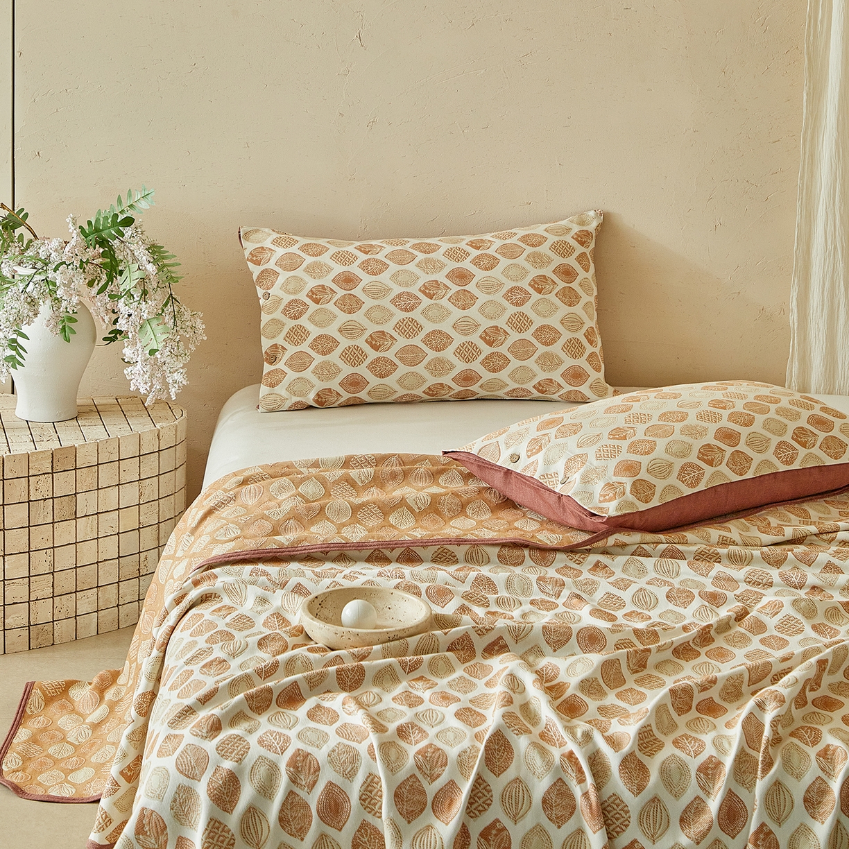 91家纺网 家纺一手货源 找家纺 孑寐家纺 2026新款100%纯棉色织双面大提花老粗布凉席三件套 金栗叶影-暖棕