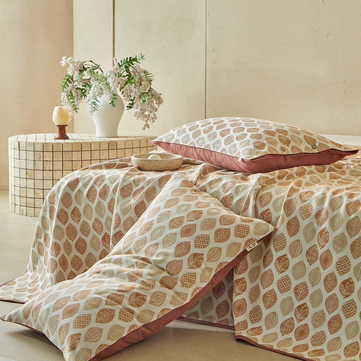 91家纺网 家纺一手货源 找家纺 孑寐家纺 2026新款100%纯棉色织双面大提花老粗布凉席三件套 金栗叶影-暖棕