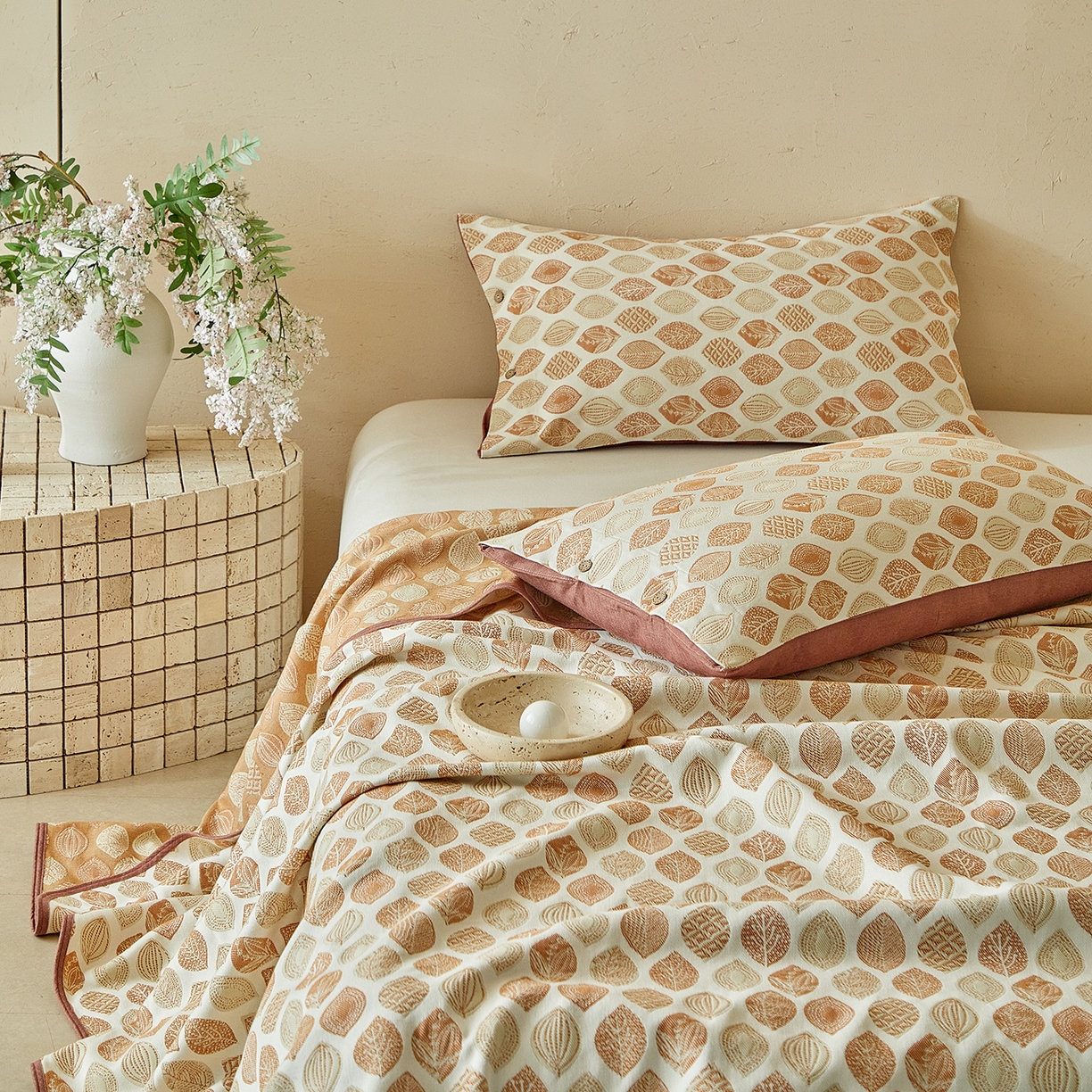 91家纺网 家纺一手货源 找家纺 孑寐家纺 2026新款100%纯棉色织双面大提花老粗布凉席三件套 金栗叶影-暖棕