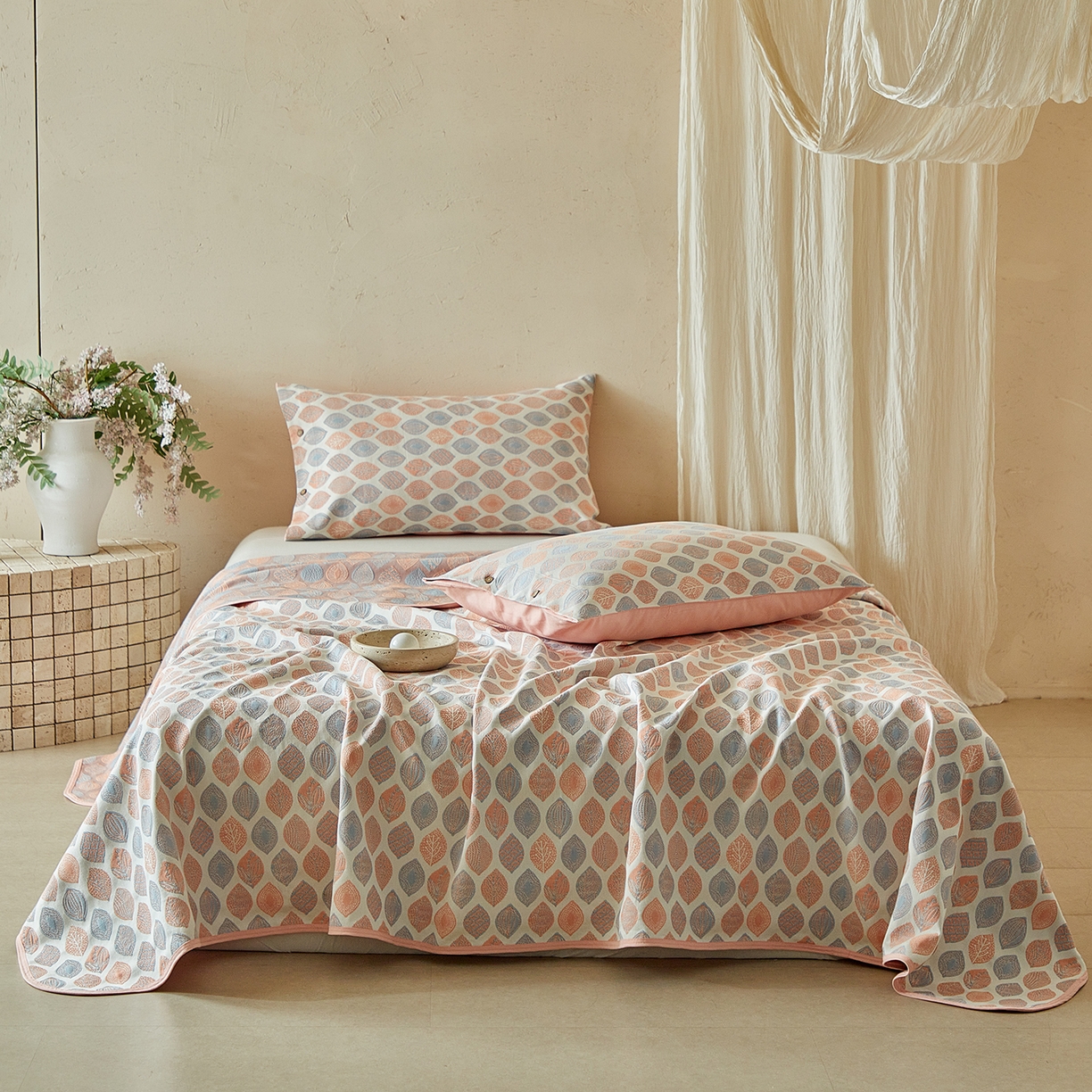 91家纺网 家纺一手货源 找家纺 孑寐家纺 2026新款100%纯棉色织双面大提花老粗布凉席三件套 金栗叶影-浅粉