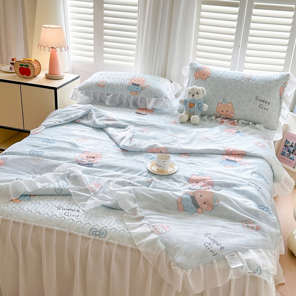 91家纺网 家纺一手货源 找家纺 慕澄2026新款小版印花床裙款乳胶凉席凉感丝夏被四件套 小猫茶话会