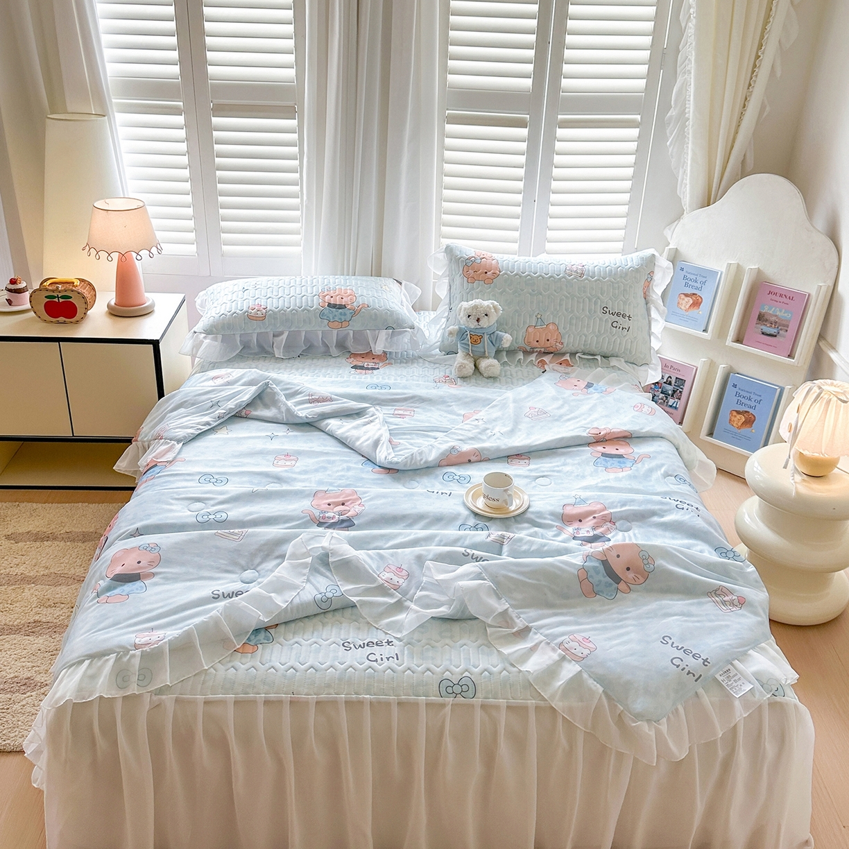 91家纺网 家纺一手货源 找家纺 慕澄2026新款小版印花床裙款乳胶凉席凉感丝夏被四件套 小猫茶话会