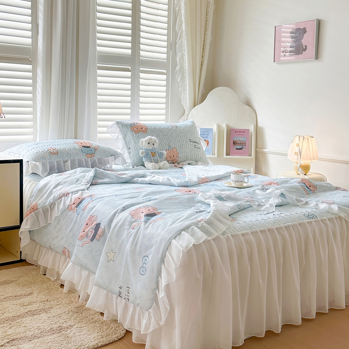 91家纺网 家纺一手货源 找家纺 慕澄2026新款小版印花床裙款乳胶凉席凉感丝夏被四件套 小猫茶话会