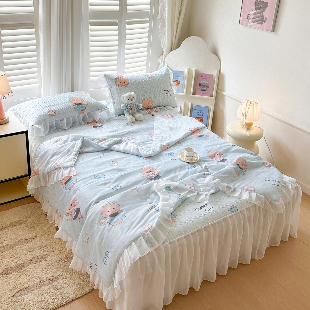 91家纺网 家纺一手货源 找家纺 慕澄2026新款小版印花床裙款乳胶凉席凉感丝夏被四件套 小猫茶话会