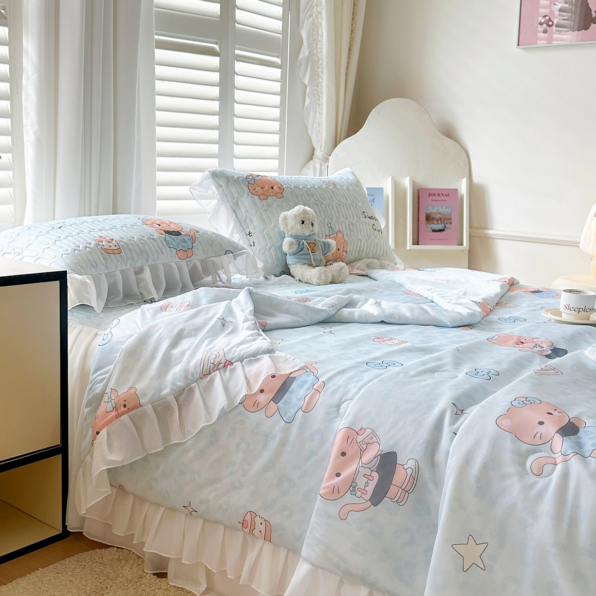 91家纺网 家纺一手货源 找家纺 慕澄2026新款小版印花床裙款乳胶凉席凉感丝夏被四件套 小猫茶话会