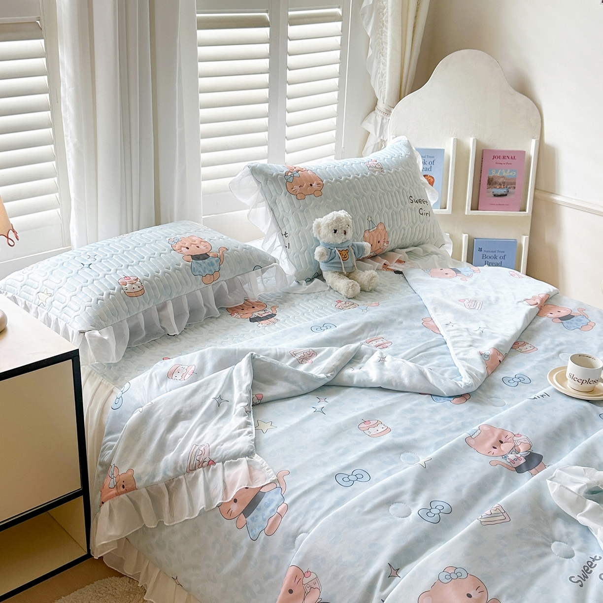 91家纺网 家纺一手货源 找家纺 慕澄2026新款小版印花床裙款乳胶凉席凉感丝夏被四件套 小猫茶话会